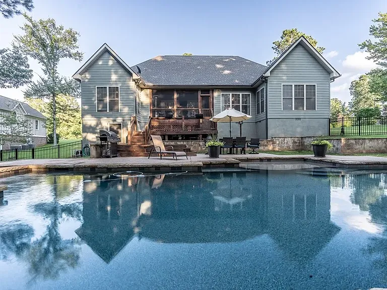 291 Greystone Dr — Photo 2