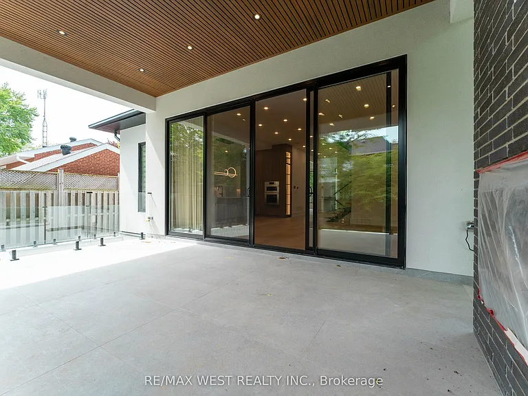 510 Wellington Cres — Photo 41