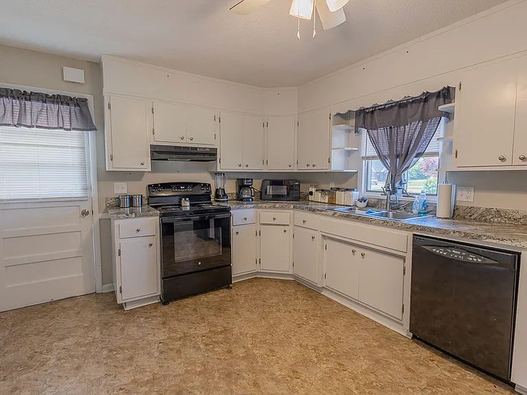 143 Hamilton Acres St — Photo 4