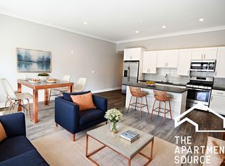 929 W Irving Park Rd #201, Chicago, IL 60613