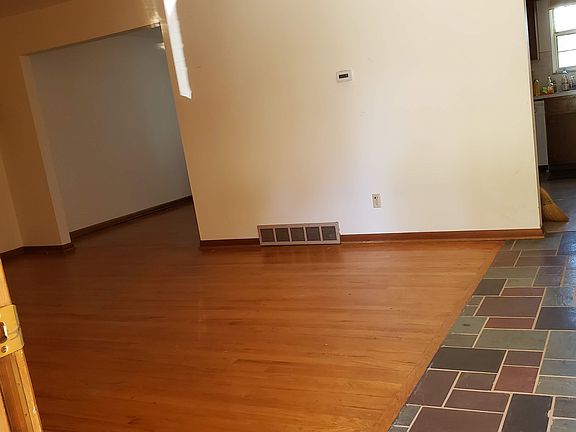 Entry / Living room 17x13