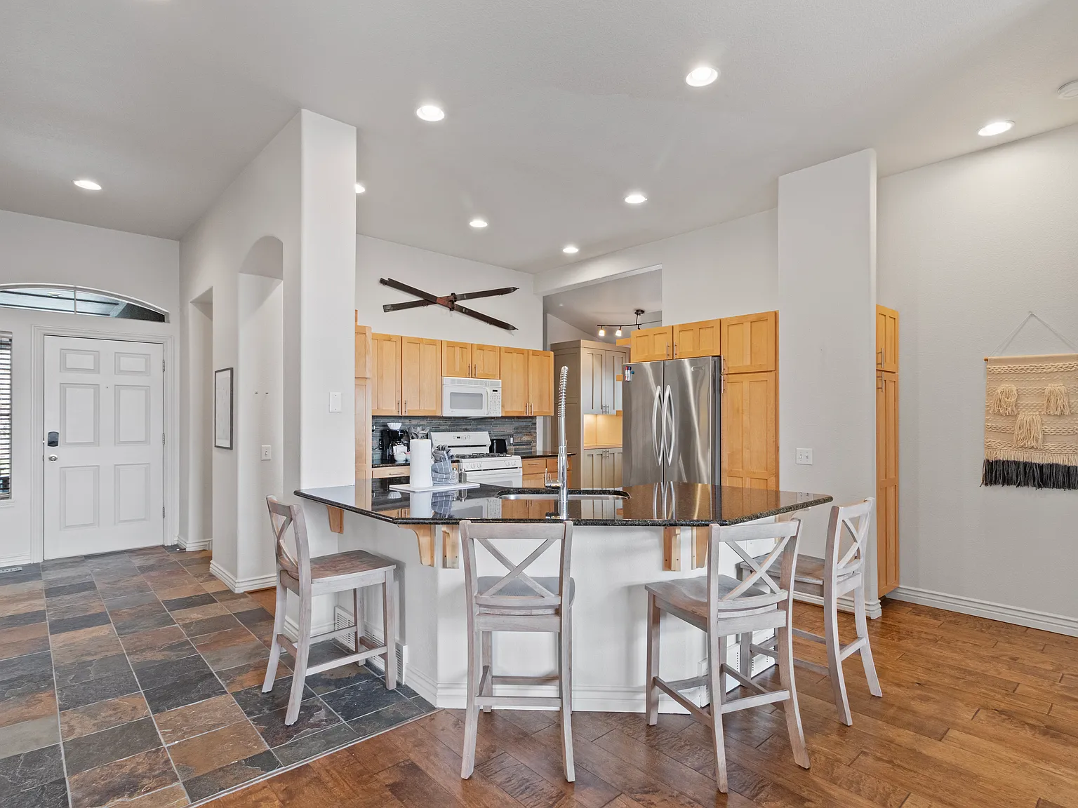 4 bed, 3274 sqft, $6,700 — Photo 3