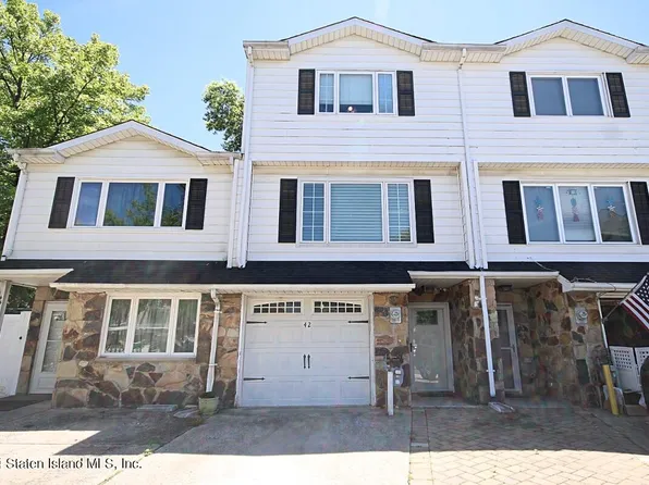 42 Poets Cir, Staten Island, NY 10312