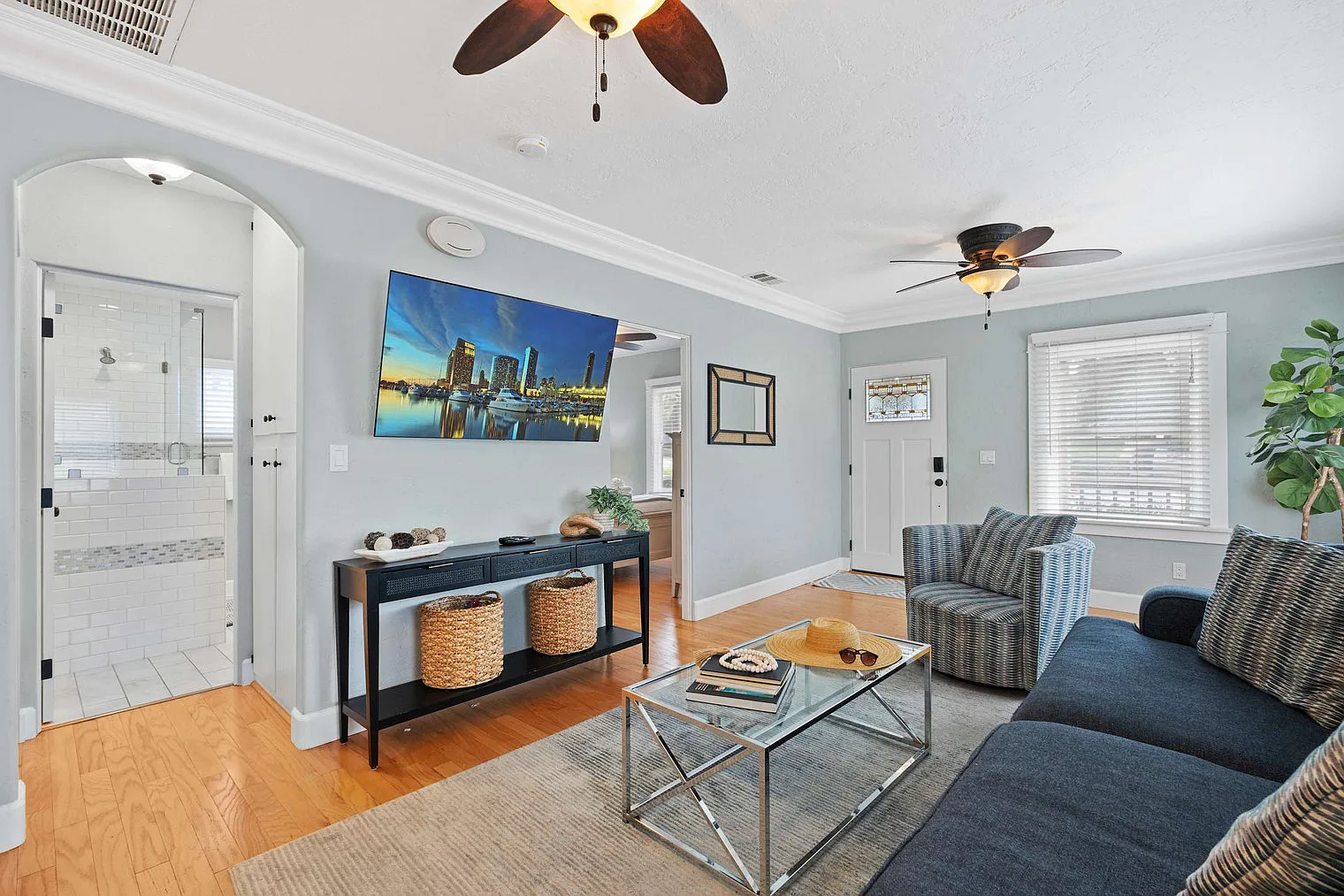 3 bed, 1.0 bath, 871 sqft, $8,468 — Photo 2