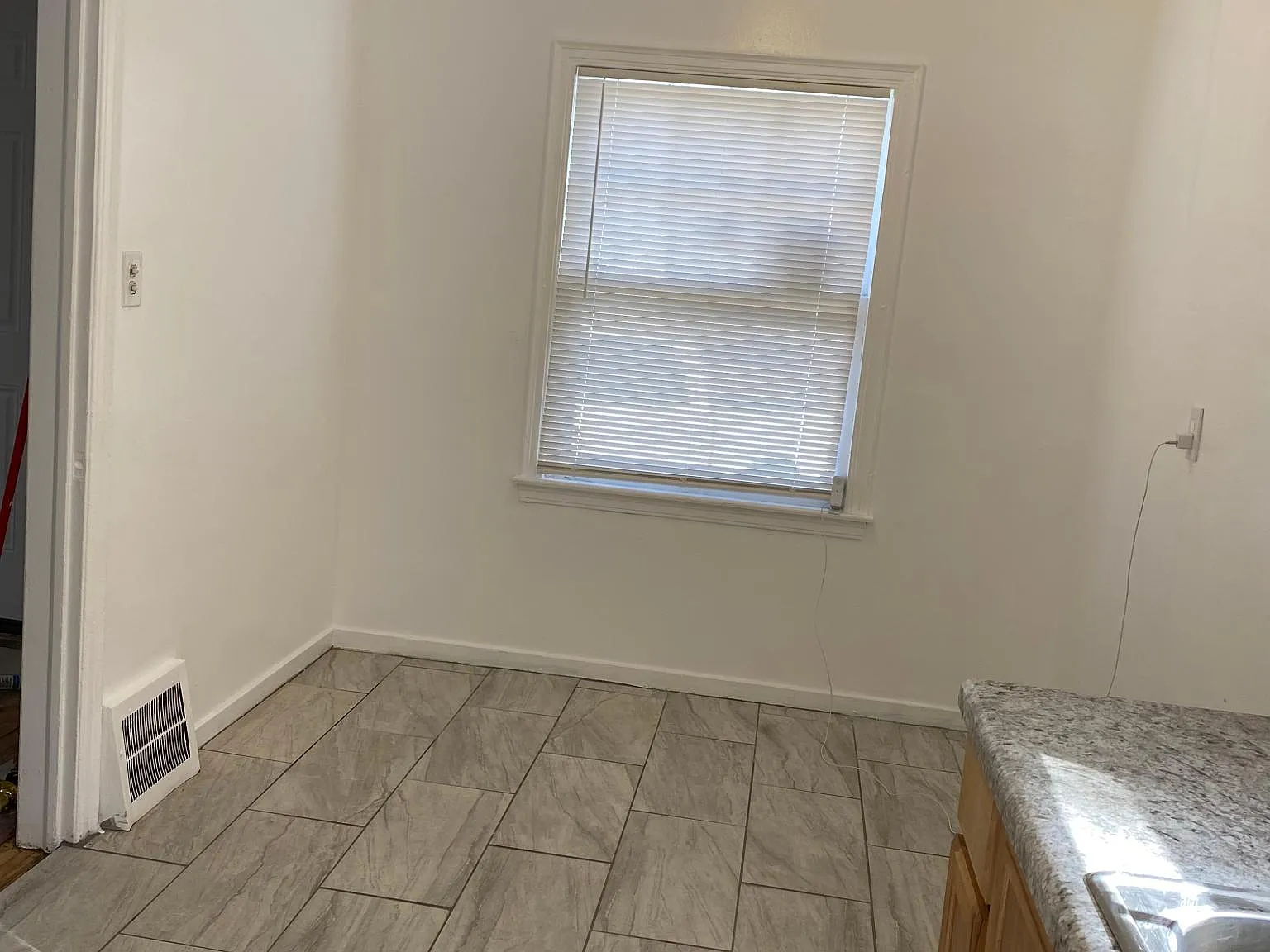 3 bed, 909 sqft, $1,350 — Photo 3