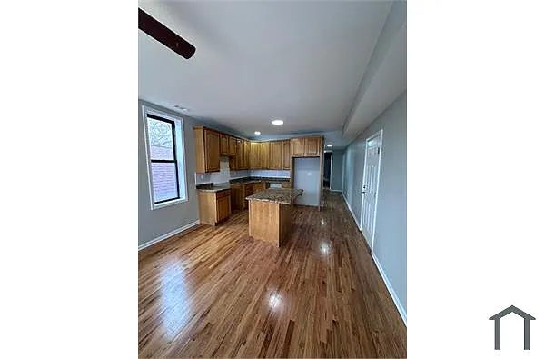 Building Photo - 947 W 51st St #3F