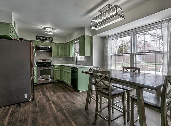5th image of 656 E 116th St