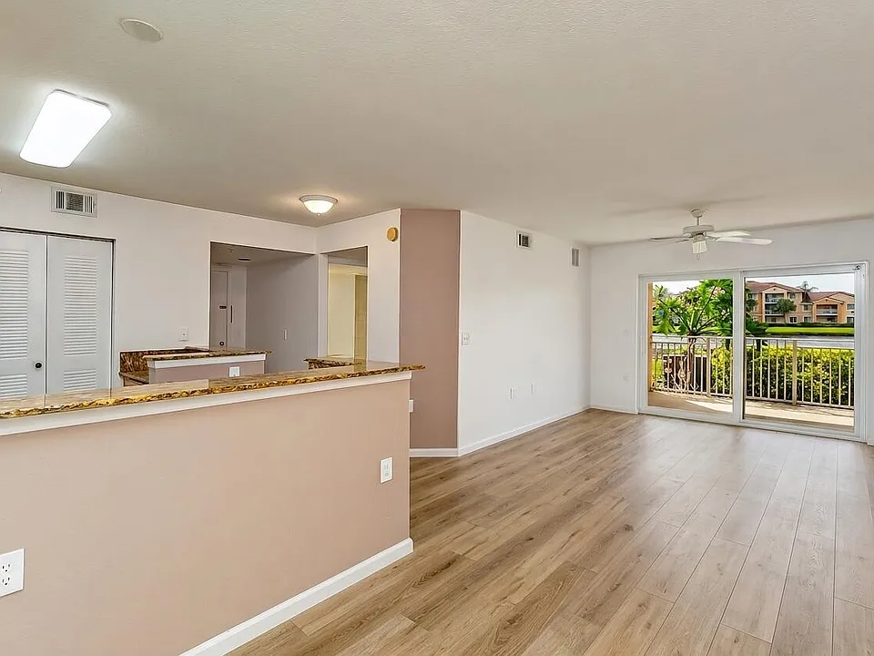 281 SW Palm Dr #102