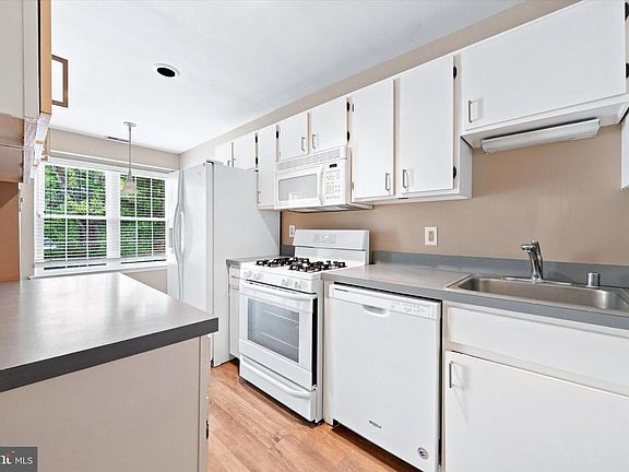 5th image of 437 Stonebridge Blvd