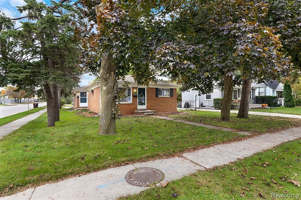 2 bed, 1.0 bath, 852 sqft, $1,600 — Photo 1