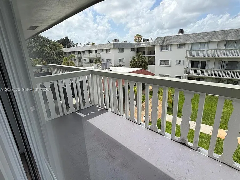 15205 NE 6th Ave #D303 — Photo 3