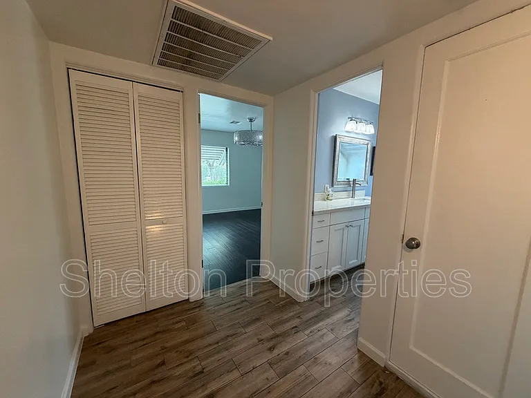 2514 E Fairmount Ave — Photo 16