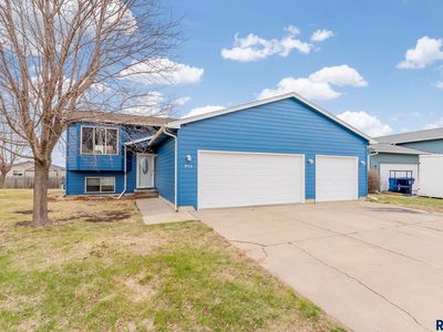 804 Lois Ln, Harrisburg, SD, 57032