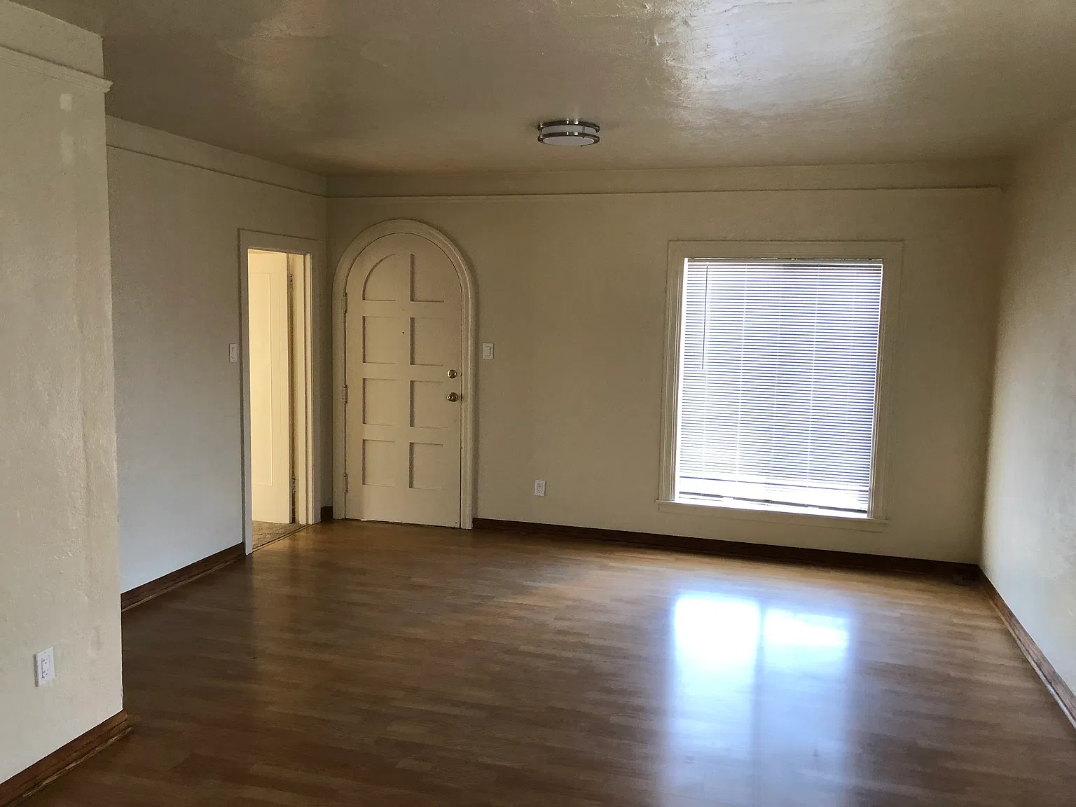 2 bed, 900 sqft, $3,080 — Photo 3