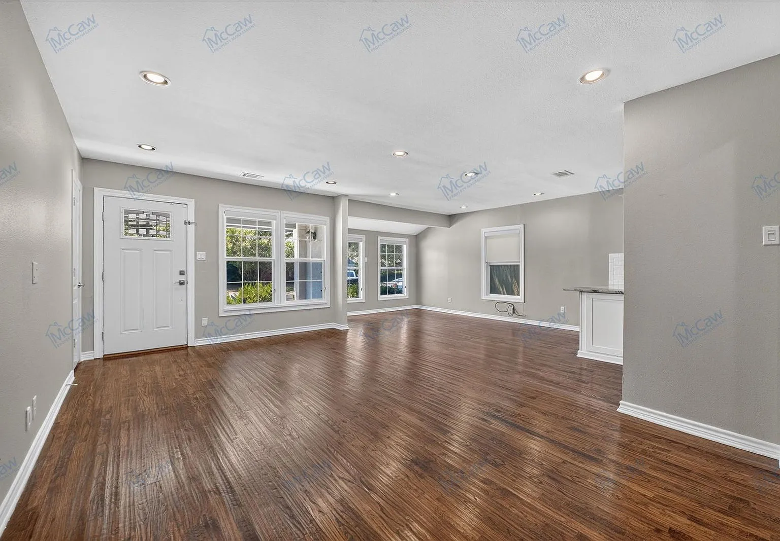3 bed, 2.0 bath, 1976 sqft, $3,200 — Photo 4