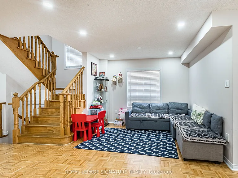 35 Whitehouse Cres — Photo 12