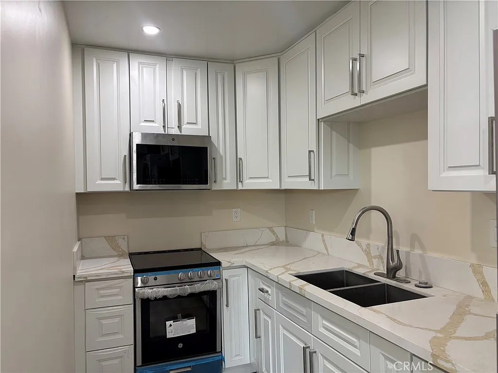 1 bed, 450 sqft, $1,999 — Photo 3