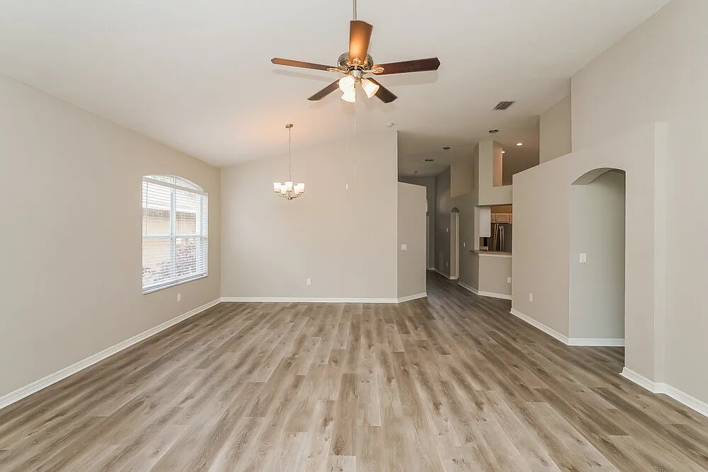 3 bed, 2.0 bath, 1810 sqft, $2,240 — Photo 4