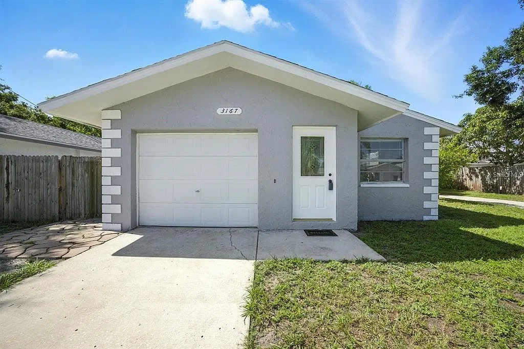 2 bed, 1.0 bath, 1008 sqft, $1,950 — Photo 2