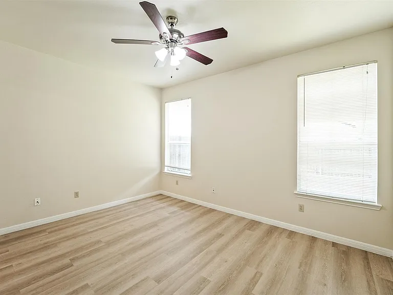 502 Gregory Ct — Photo 13