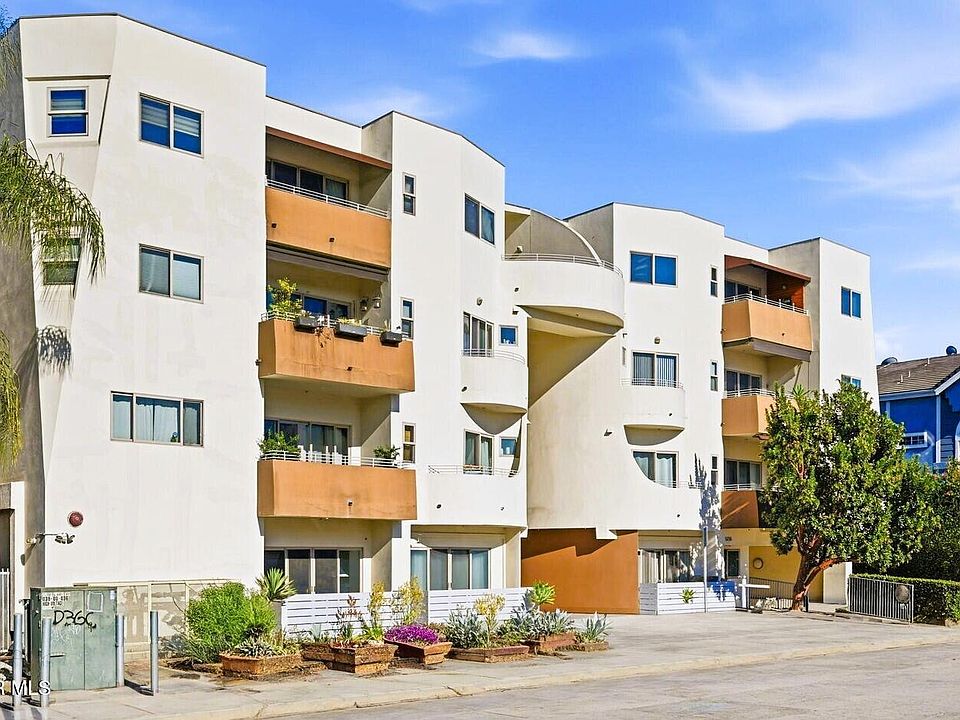 1st image of 5016 Bakman Ave #104