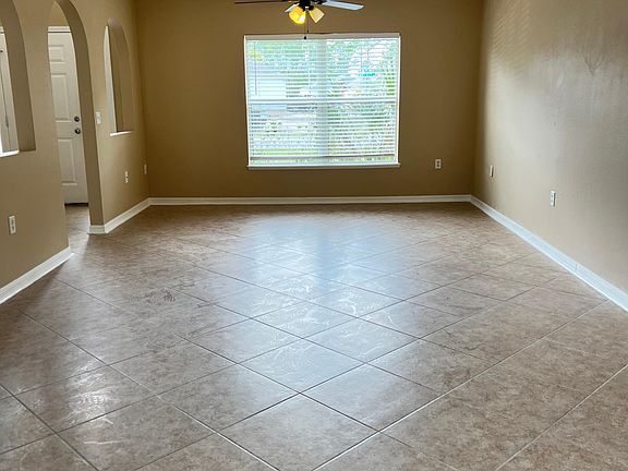 3rd image of 12 Radcliffe Dr
