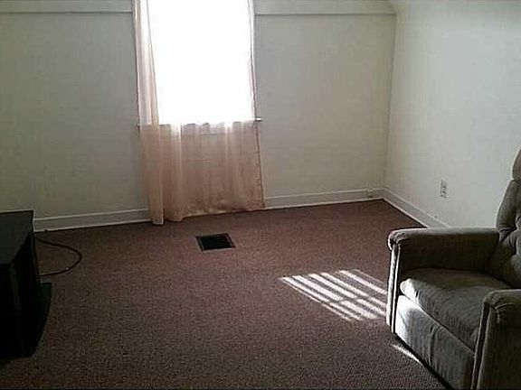 4th image of 667 W 32nd St #Upstairs