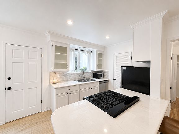 3rd image of 938 6th St #9383