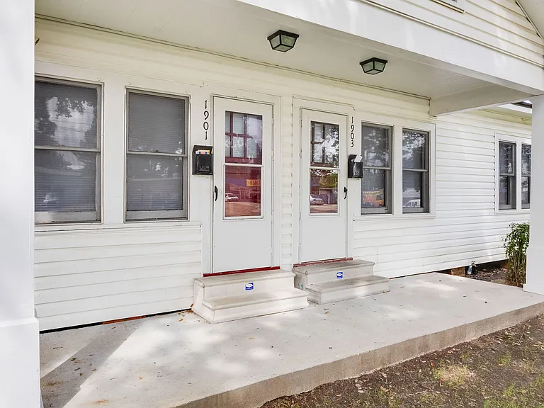1901 W University Ave — Photo 15