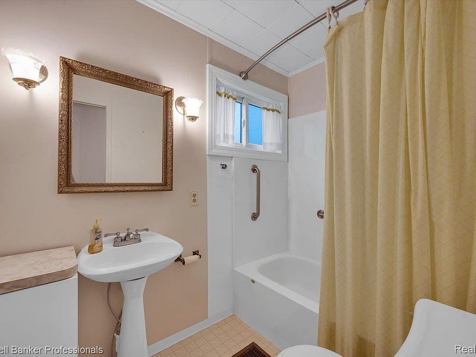 733 Lakeshore Dr, photo 19
