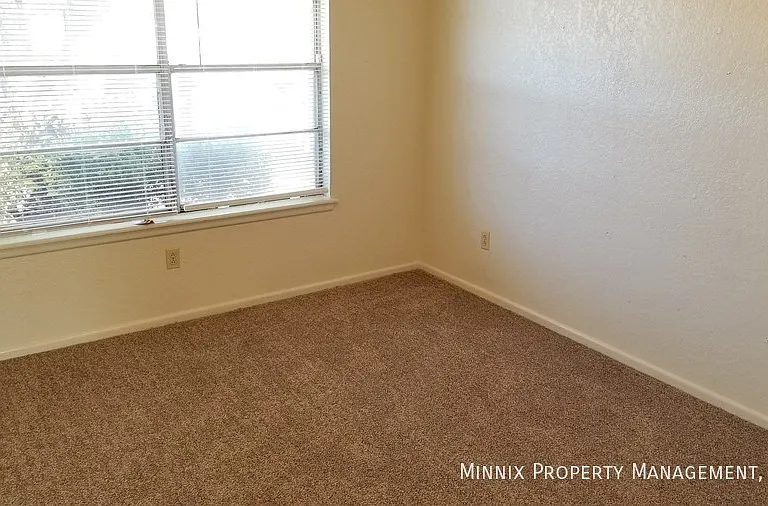 2119 S Loop 289 #B — Photo 11