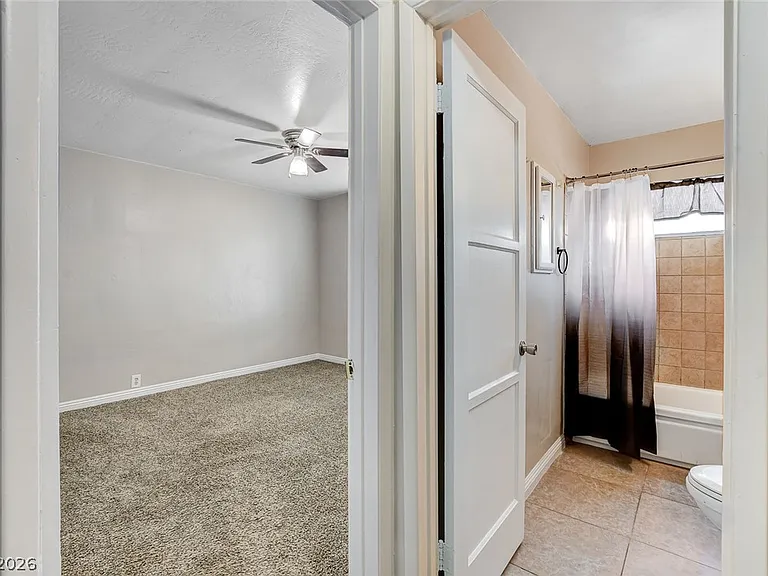 214 W Victory Rd — Photo 14