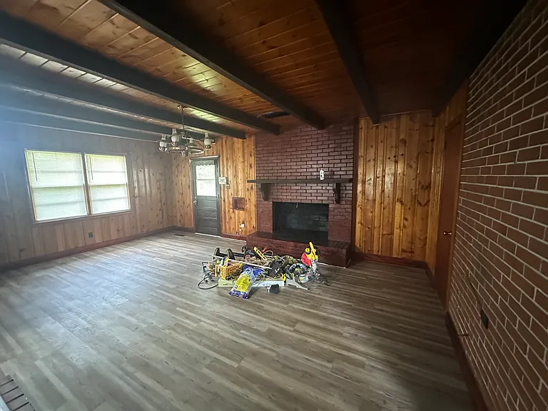 1801 Winston Dr — Photo 5