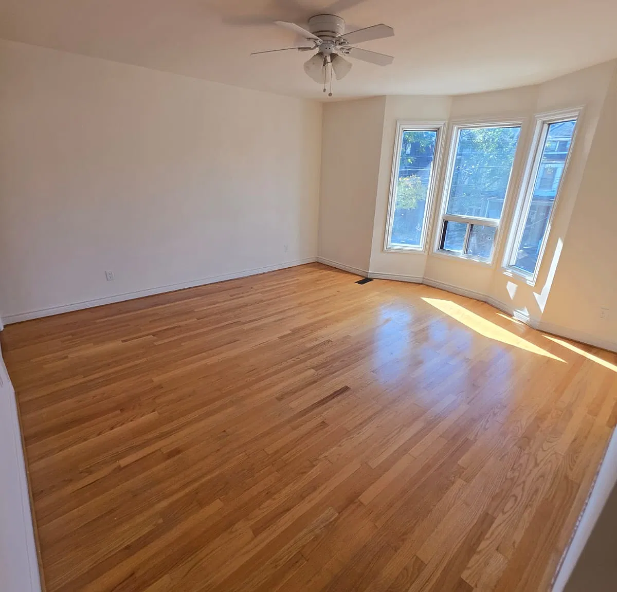 4 bed, 3000 sqft, $4,950 — Photo 3
