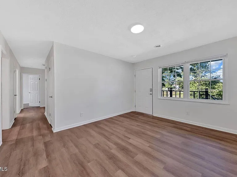 528 Parrish Ln — Photo 4