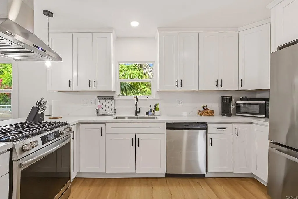 3 bed, 1001 sqft, $3,500 — Photo 1
