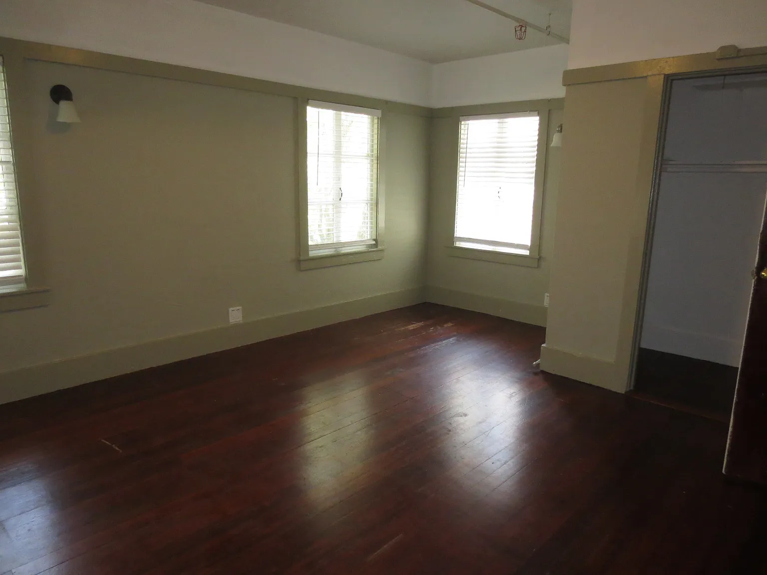 11 bed, $1,200 — Photo 2
