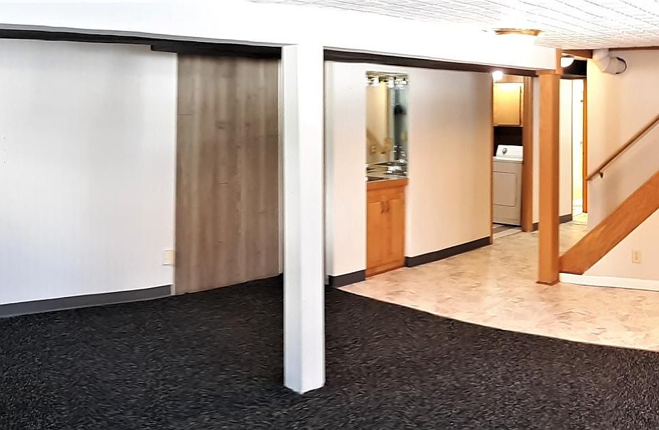 Large Living Room 17' x 17' with wet bar