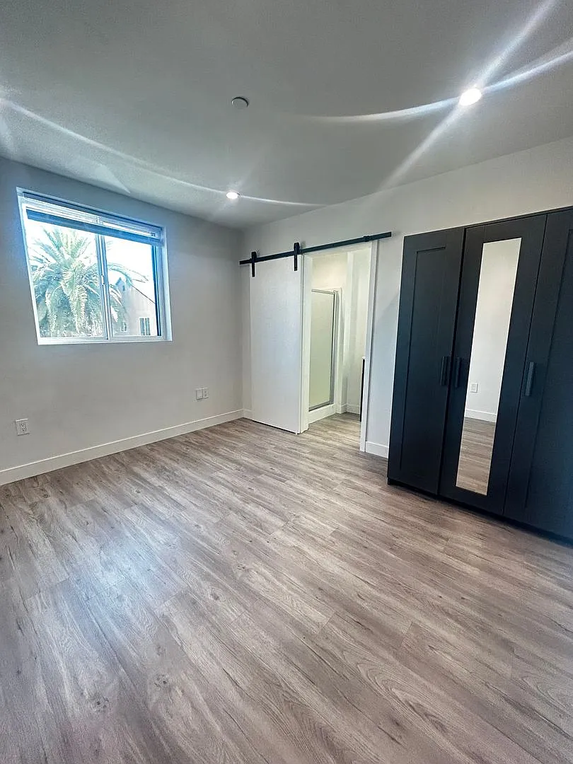 Private Bedroom w Personal Bathroom & Shower, shared student-oriented space — Photo 2