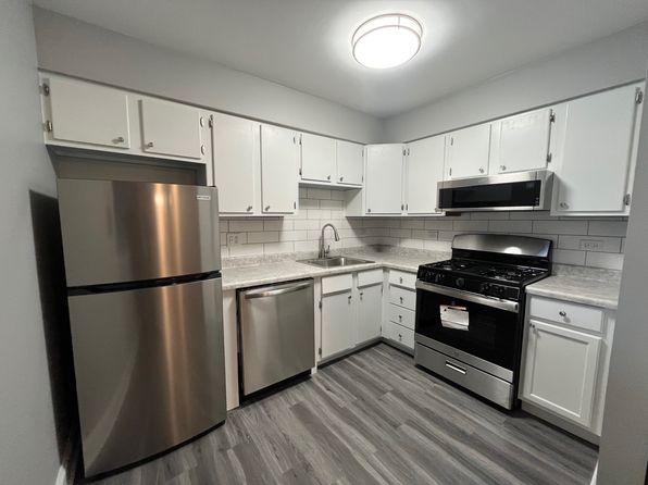 200 N 2nd St APT 2B2, Cary, IL 60013