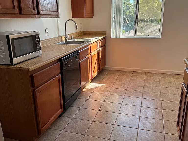428 E Cypress Ave #H — Photo 8