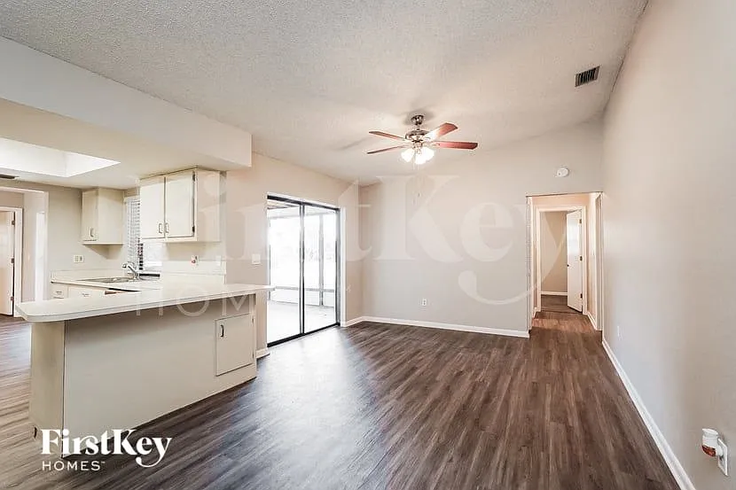 4 bed, 2.0 bath, 1924 sqft, $2,250 — Photo 4