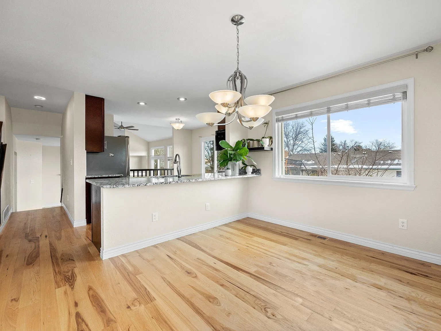 4 bed, 2277 sqft, $3,700 — Photo 4