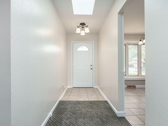 3rd image of 9634 Oakview Dr
