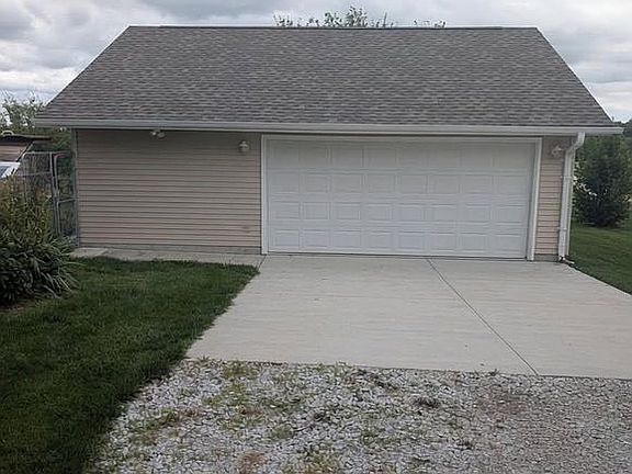 2 1/2 detached garage/shop