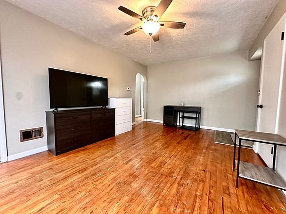 4th image of 320 Jefferson Ave