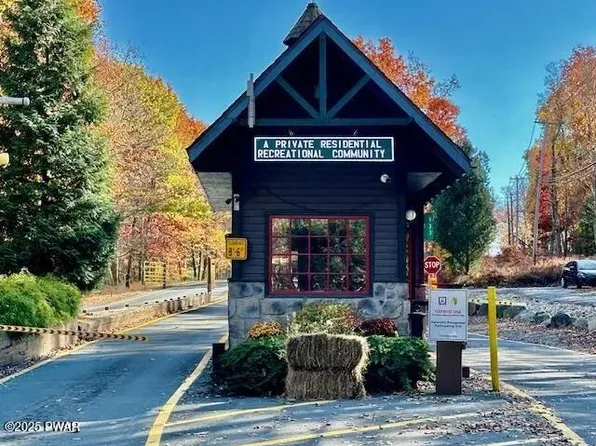 142 Eisenhower Dr, Lords Valley, PA 18428