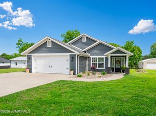 901 S Summit Dr, Holts Summit, MO 65043