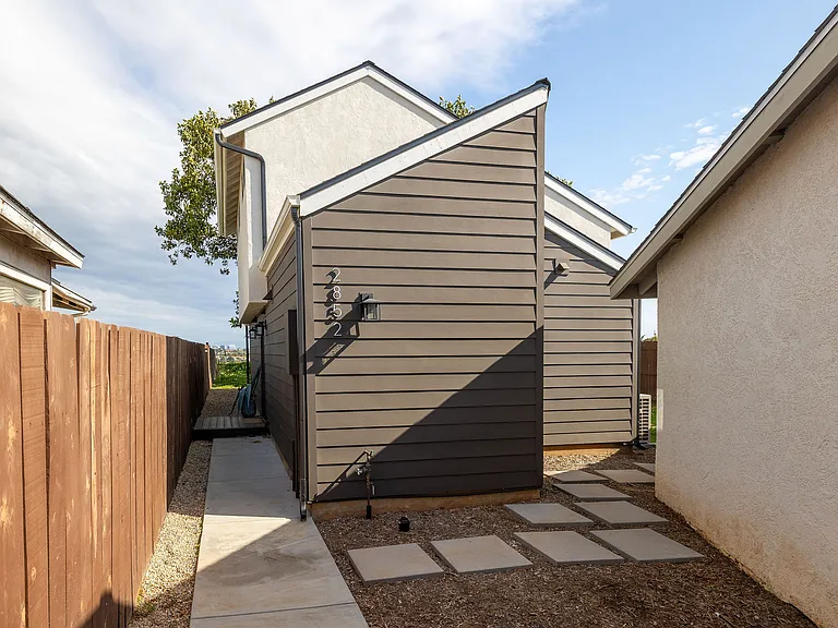 2852 Wyandotte Ave — Photo 22