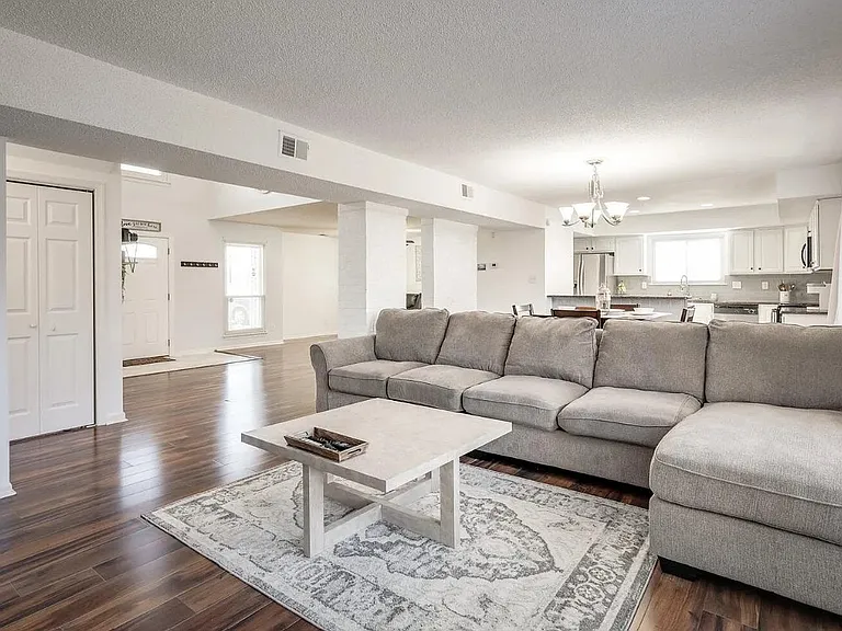 4033 Foxwood Dr — Photo 3